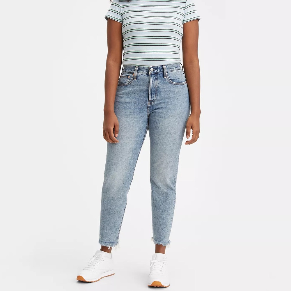 🔺SOLD🔻Levi’s Wedgie Icon High Rise Frayed Hem Jeans